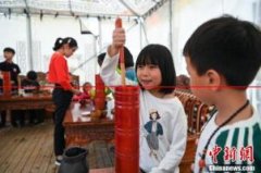江苏苏州：小游客在德吉藏家体验藏香手作