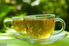 泡绿茶时，先放茶还是先倒水？