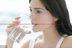 为什么白天放一天的水可以喝，晚上放10个小时的隔夜水不能喝？