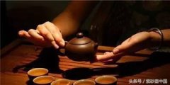 【茶艺师】持壶倾茶的手势，能体现一个人的修养和风度